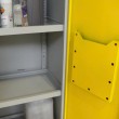 Zoom sobre el interior del armario bajo productos peligrosos 2 puertas