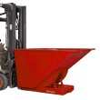 Vista general de la tolva autobasculante 1100L roja con una carretilla elevadora Vista general de la tolva autobasculante 1100L roja con una carretilla elevadora