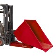 Tolva autobasculante 1100L roja en una carretilla elevadora en posición baja Tolva autobasculante 1100L roja en una carretilla elevadora en posición baja