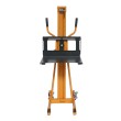Vista trasera del apilador posicionador trabajo con manivela 1100 mm 80 kg